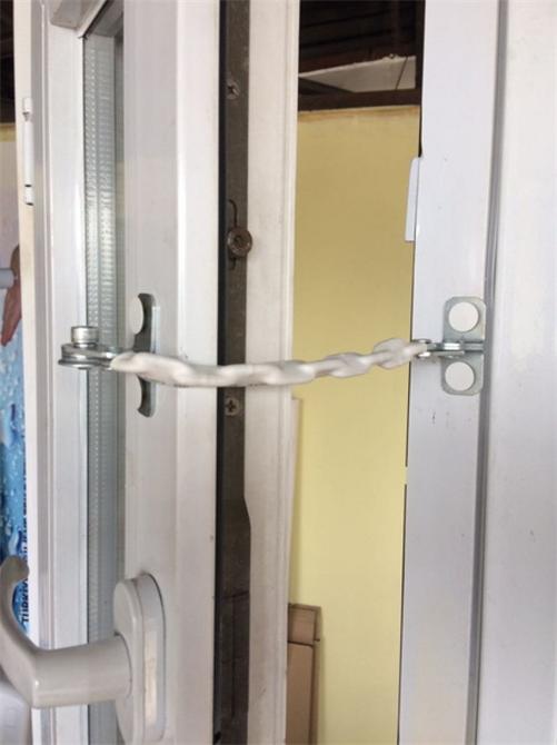 Pencere Emniyet Kelepçesi Zincirli