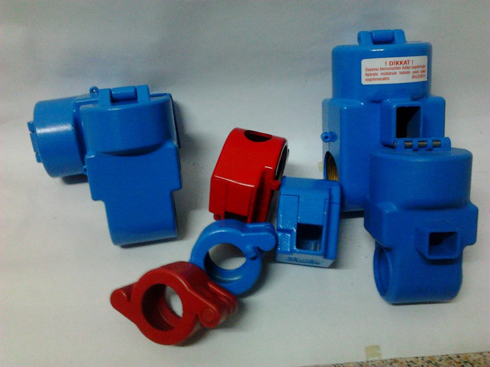 VALVE LOCK AND BREAKER APPARATUS