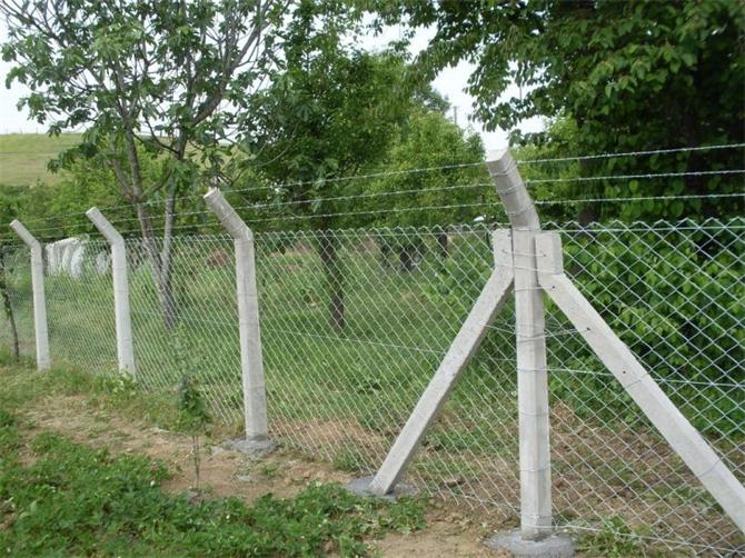 Beton Direkli Dikenli Tel Çitler