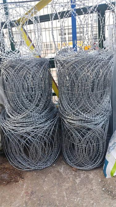 Planar Razor Wire